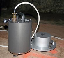 Abbildung Breitband-Seismometer (Guralp CMG-3ESP) und Geofon (SM-6B, zur Erweiterung des Frequenzbereiches)