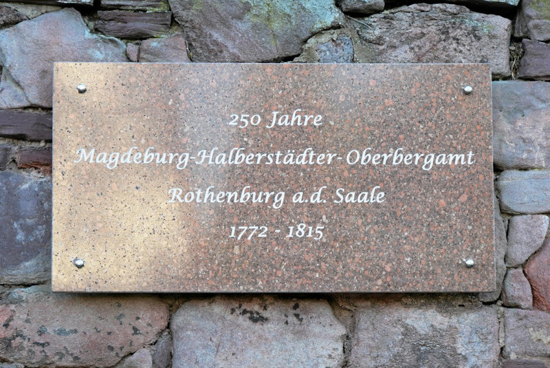 Steintafel an einer Steinmauer mit Gravur: 250 Jahre Magdeburg-Halberstädter Oberbergamt Rothenburg an der Saale 1772-1815
