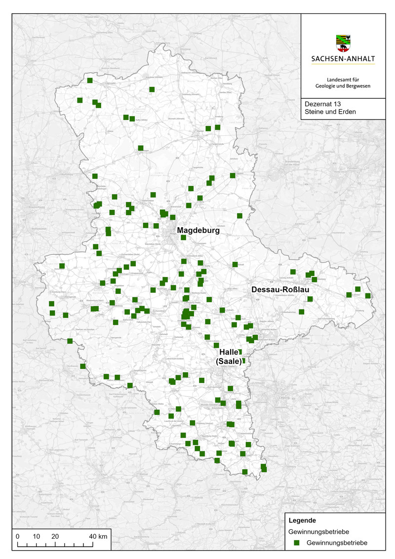 Die Abbildung zeigt die Kontur des Landes Sachsen-Anhalt. Darin ist die Lage der zahlreichen Betriebe des Steine- und Erden-Bergbaus eingezeichnet.