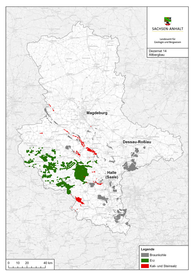 Die Abbildung zeigt die Kontur des Landes Sachsen-Anhalt. Darin werden die Bereiche, in denen Braunkohle, Erz sowie Kali- und Steinsalz gewonnen wurde, dargestellt. Sie befinden sich überwiegen in der südlichen Hälfte Sachsen-Anhalts.